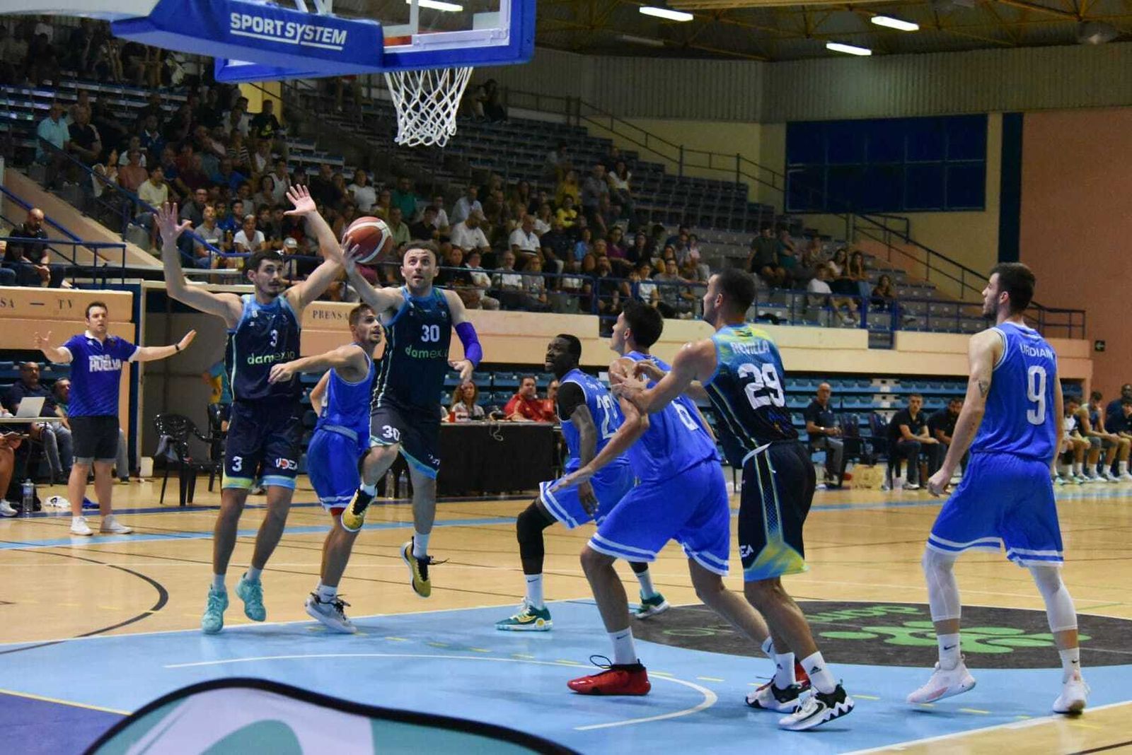 Miki Ortega hace una bandeja en el Udea-Ciudad de Huelva.