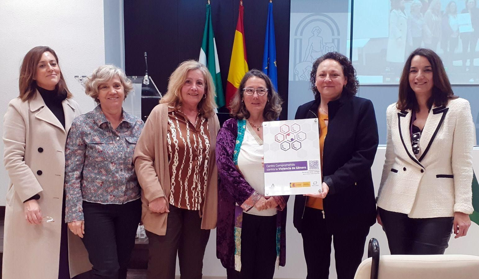 Recogida de la certificación por parte de una representación del equipo directivo del Área de Gestión Sanitaria Sur de Sevilla y de su Comisión Interdisciplinar de Violencia de Género.