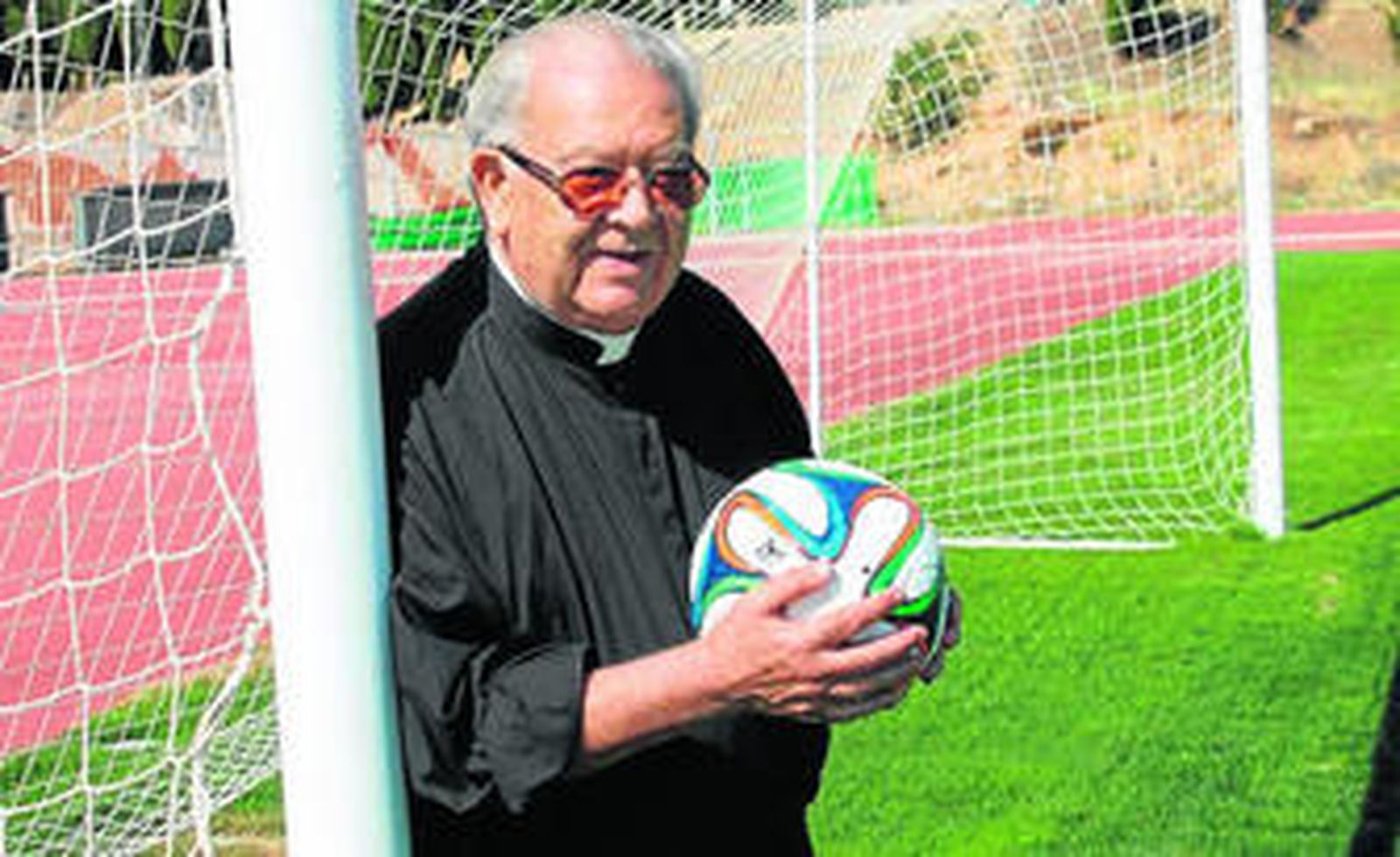 Antonio Morales posa en una de las porterías de la Ciudad Deportiva de Ronda con un balón.