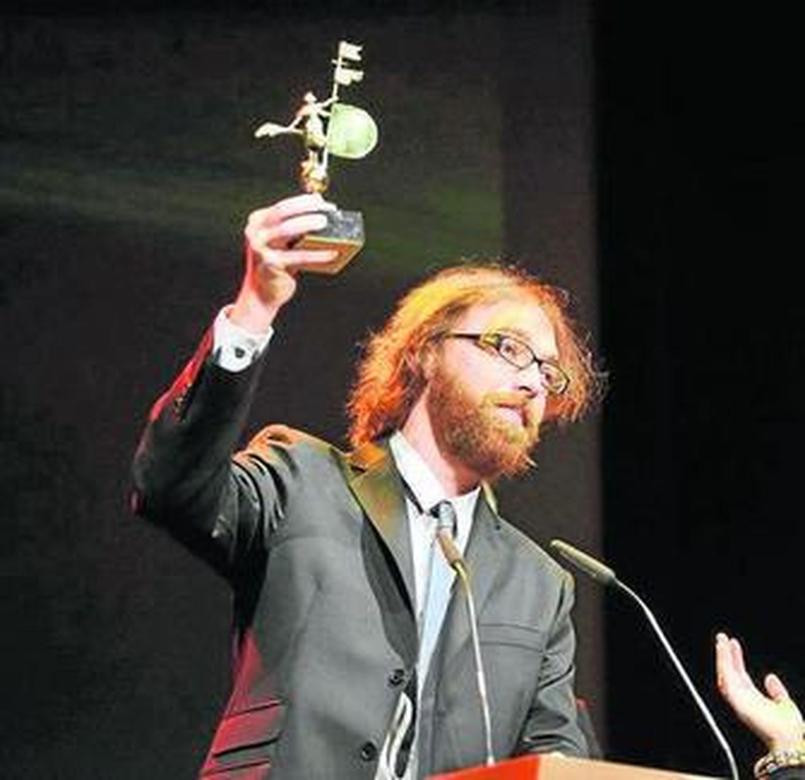 Raúl Santos, con su Giraldillo de Oro al mejor documental.