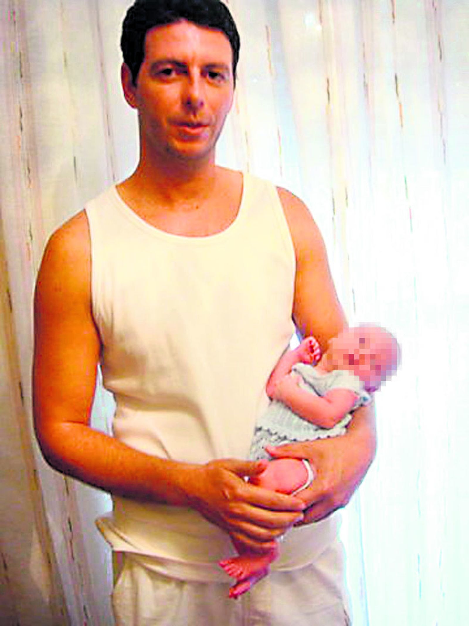 Oliva, con uno de sus hijos en brazos.