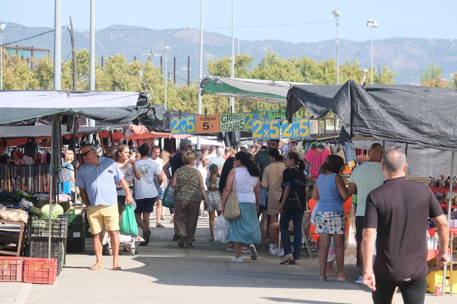 Numerosas personas en el mercadillo del Arenal.