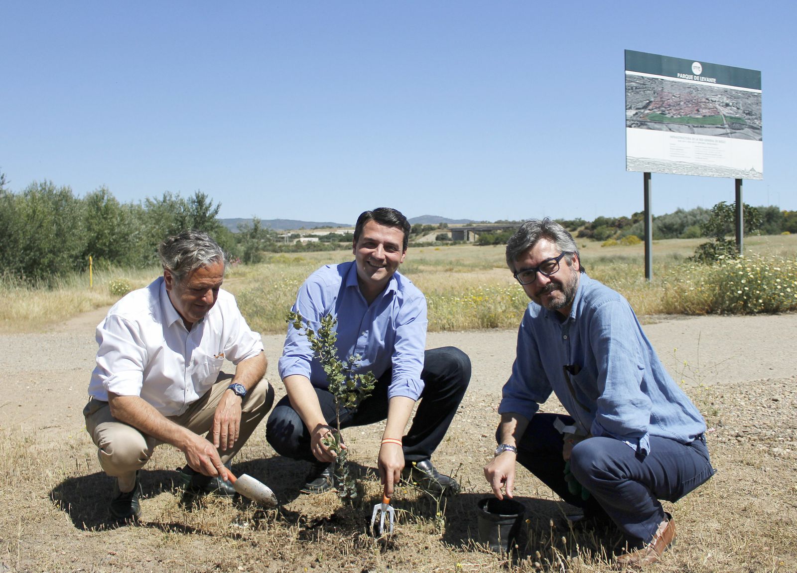 José María Bellido, Salvador Fuentes y Miguel Ángel Torrico, en una foto de archivo en el Parque de Levante.