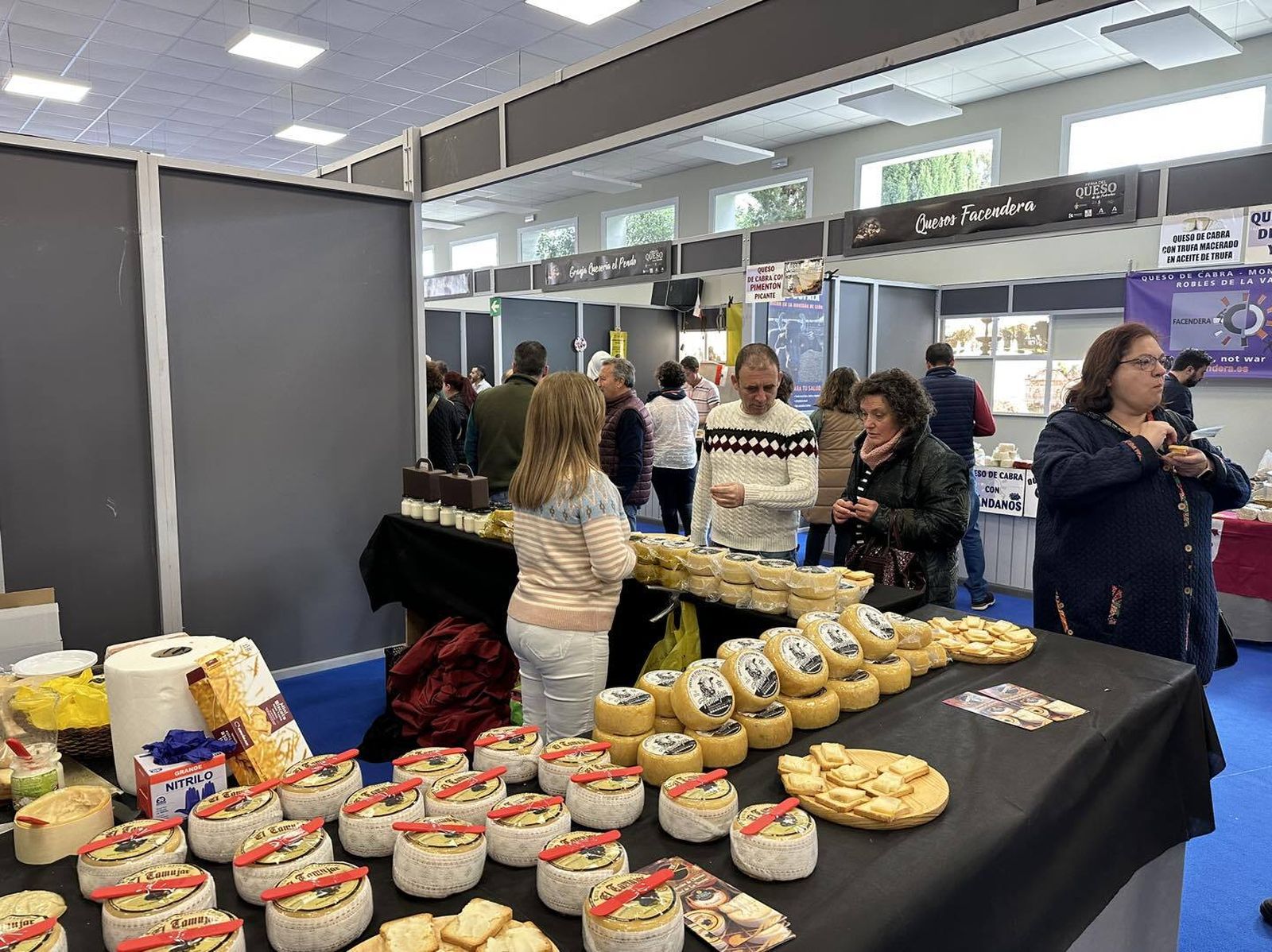 Un recorrido en imágenes por la Feria del Queso de Los Pedroches en Hinojosa del Duque