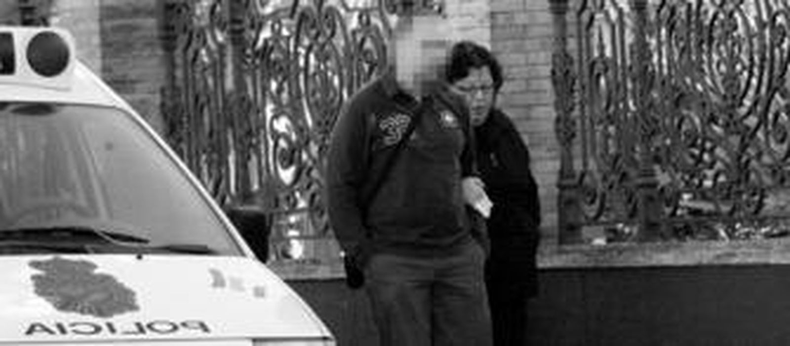 La viuda de Manuel, acompañada  por su hijo, yendo a testificar el 12 de enero a la Comisaría de Sanlúcar: la Policía la detuvo entonces, dejándola luego en libertad con cargos la juez.