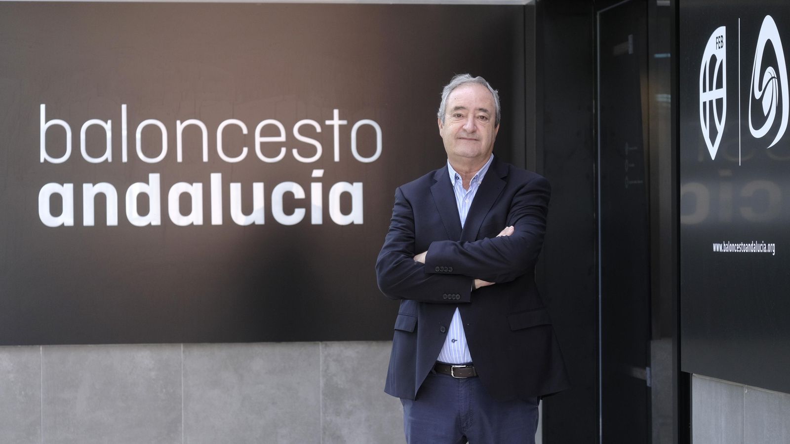 Antonio de Torres posa para 'el Día' en la entrada de la sede de la FAB.