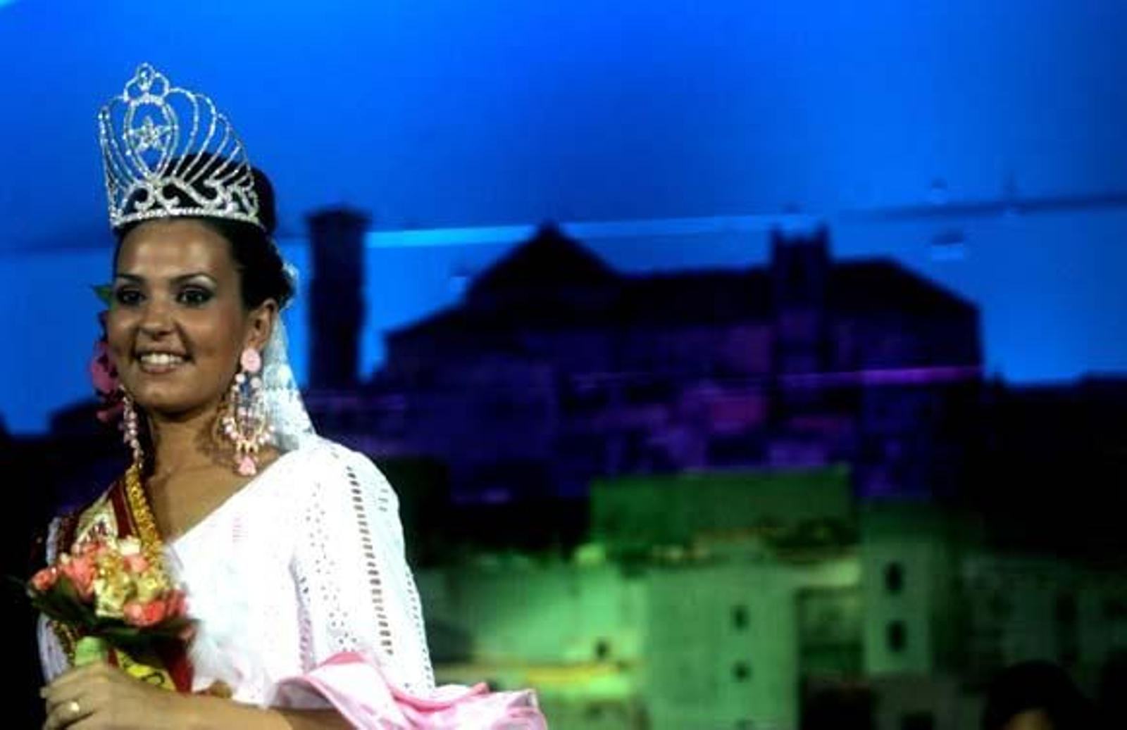 José Chamizo recuerda en el pregón su misión pastoral en San Roque y se procede a la coronación de la reina juvenil e infantil

Foto: J. M. Quinones