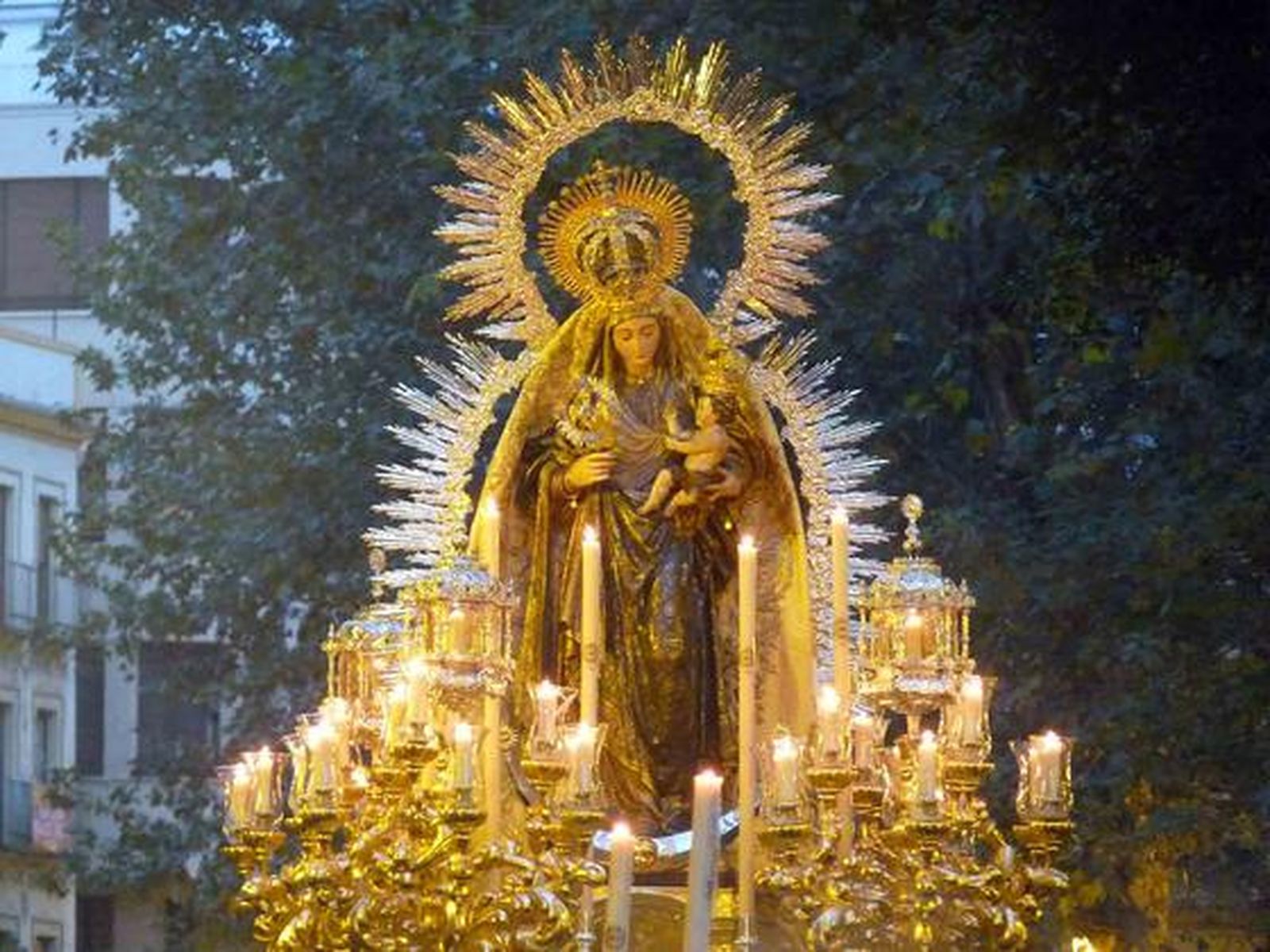 La incomparable Virgen del Amparo de la Magdalena culminó el programa de Glorias el domingo con una enorme afluencia de público.

Foto: Ruesga Bono