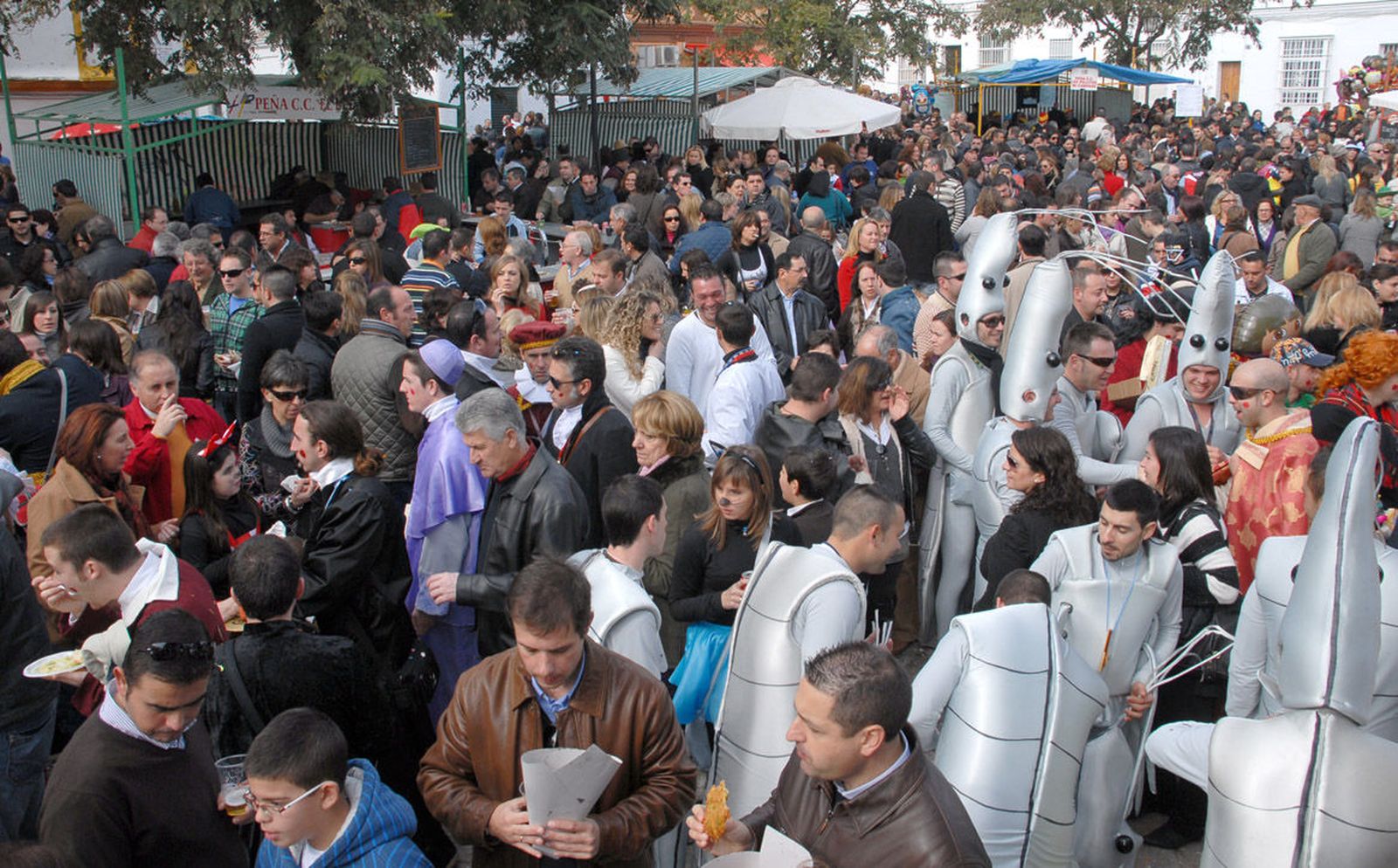 Ambiente de Carnaval en San Fernando en el año 2010, cuando la Plaza de las Vacas todavía seguía en pie como referente de la fiesta