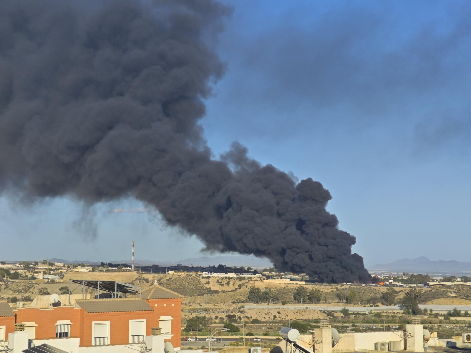 Las imágenes del incendio de la planta de reciclaje en Almería