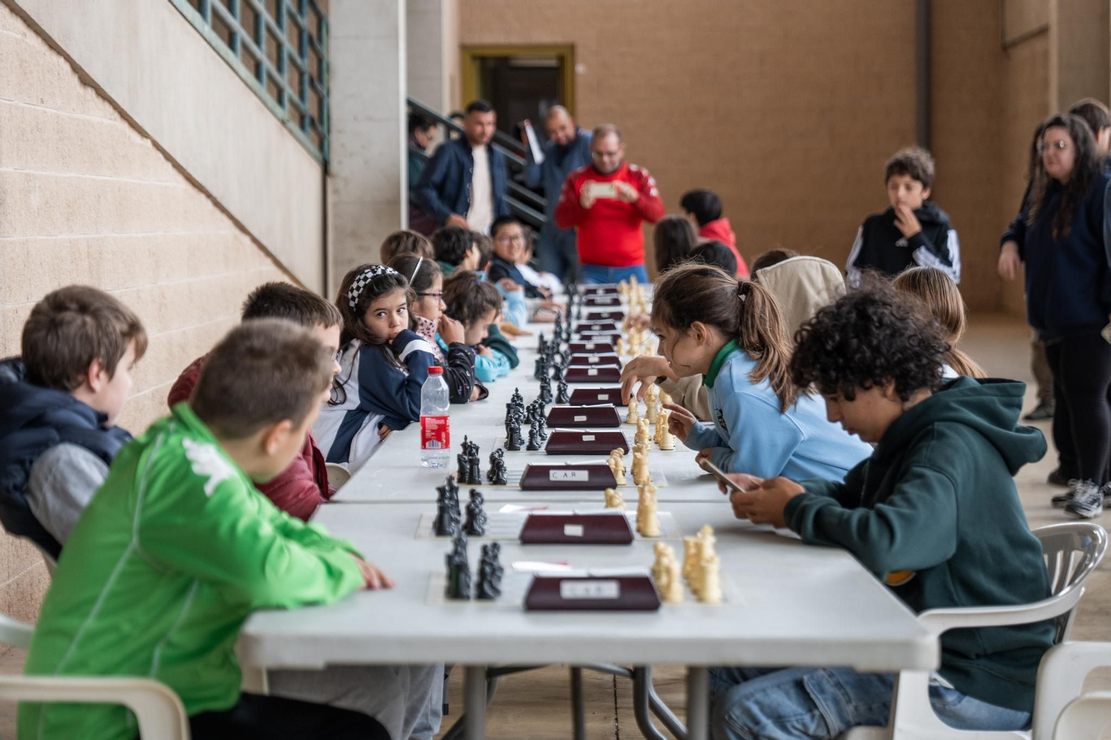 Los jóvenes concentrados ante el trofeo navideño de ajedrez.