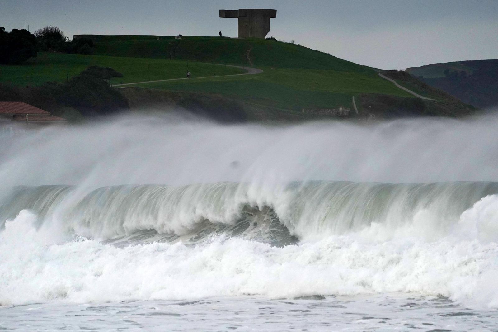 Las impresionantes olas que provoca Herminia en la costa norte de España