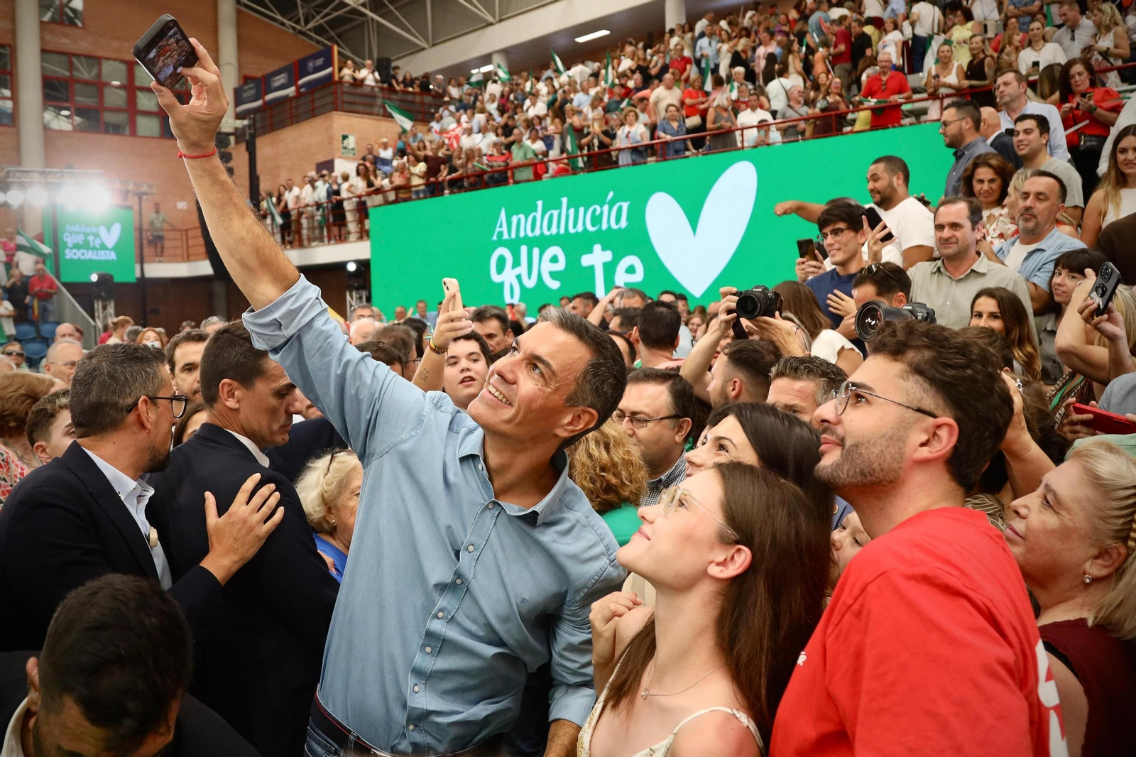 Sánchez arropa la candidatura de Montero en un multitudinario acot en Málaga, en imágenes