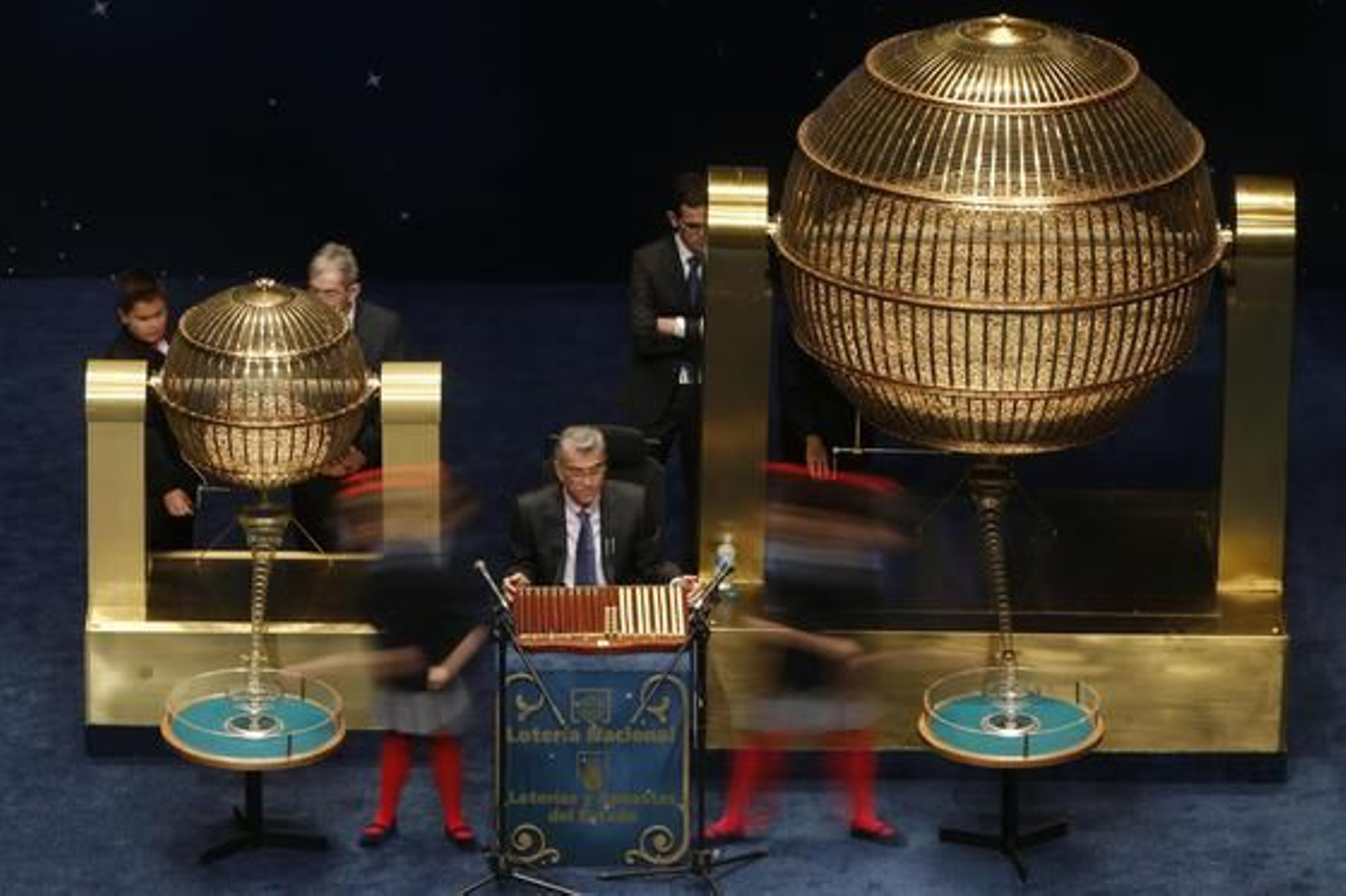 Los niños de San Ildefonso sacan las bolas de los bombos.

Foto: EFE