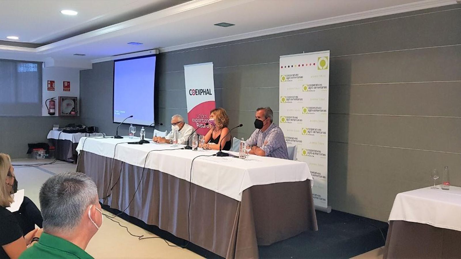 Luis Miguel Fernández, gerente de Coexphal, e Inmaculada Soler, responsable del Departamento Jurídico de Coexphal informan del nuevo convenio del manipulado