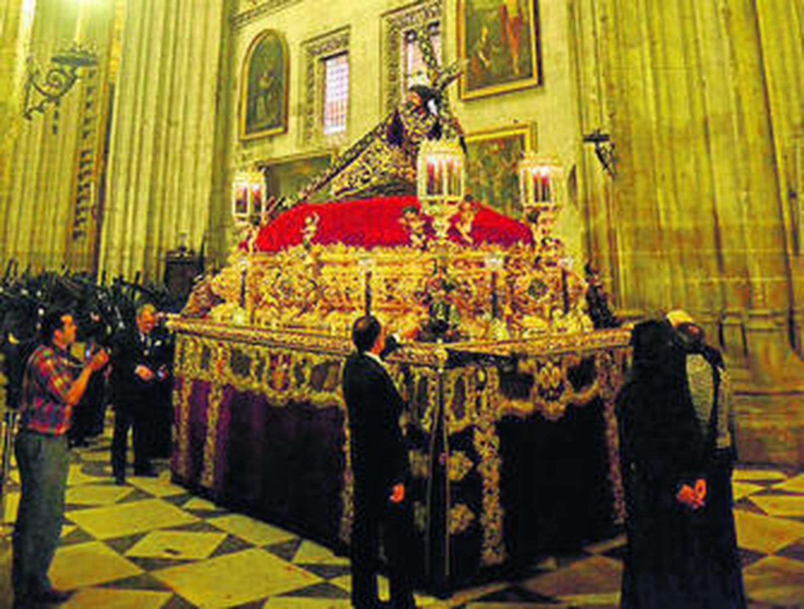 El Señor de las Penas parado el año pasado ante la Capilla Real.