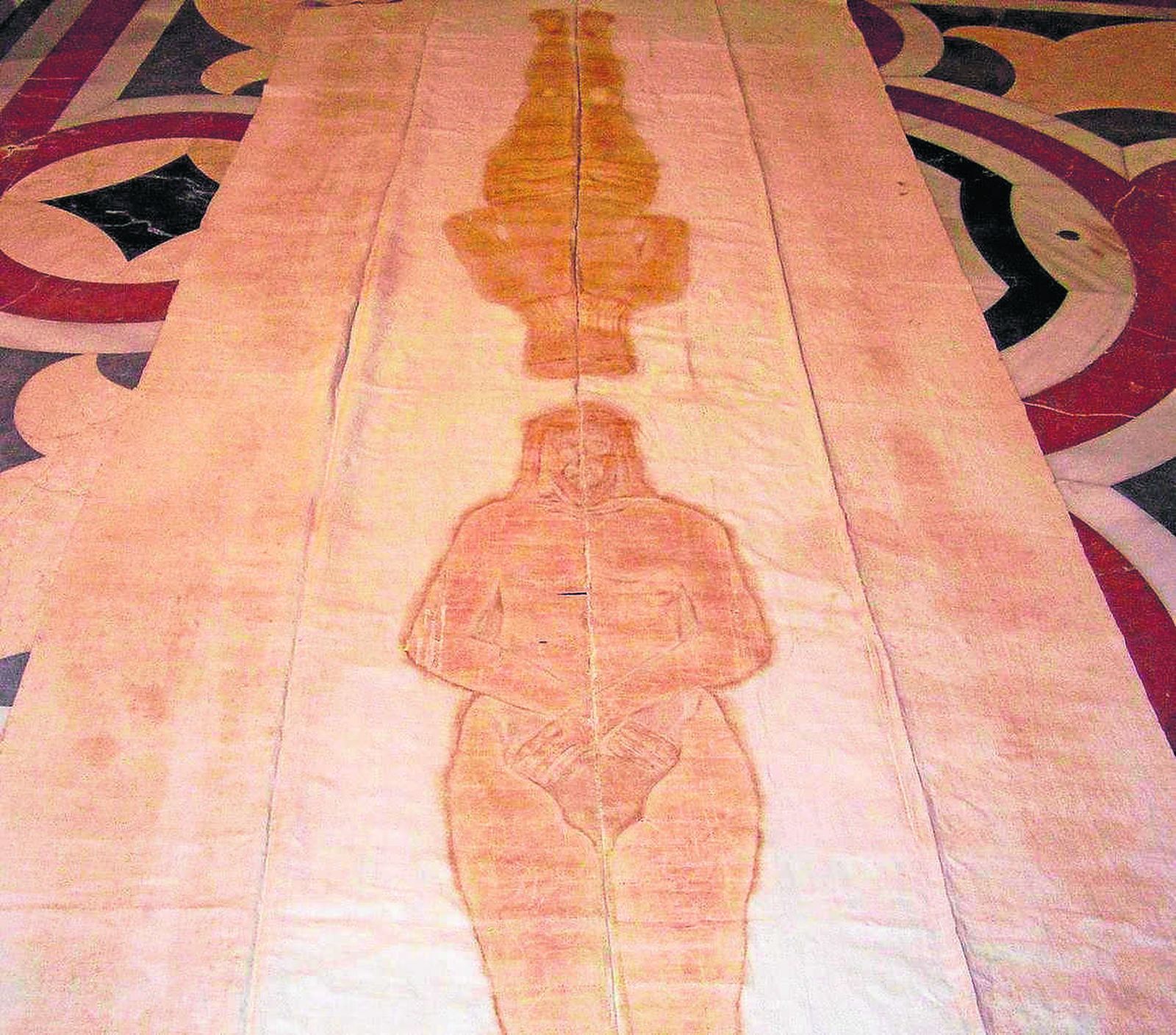 La Sábana Santa que se conserva en la basílica de la Merced.