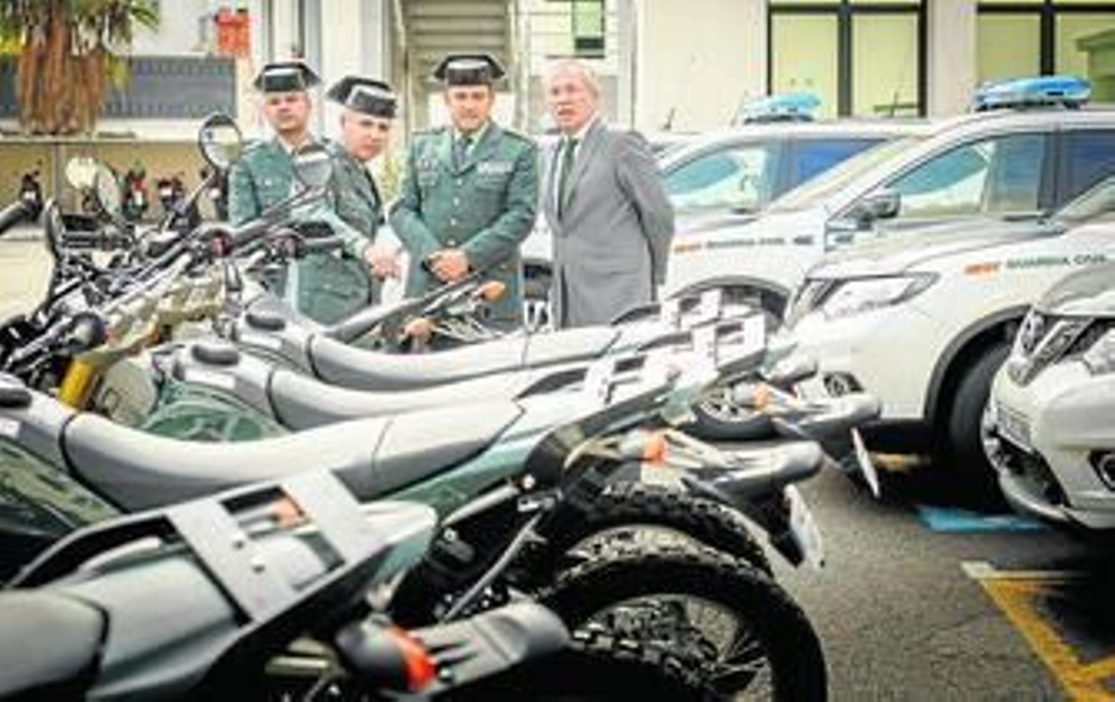 Patrullas y vehículos de la Guardia Civil llamaron la atención de los viandantes.