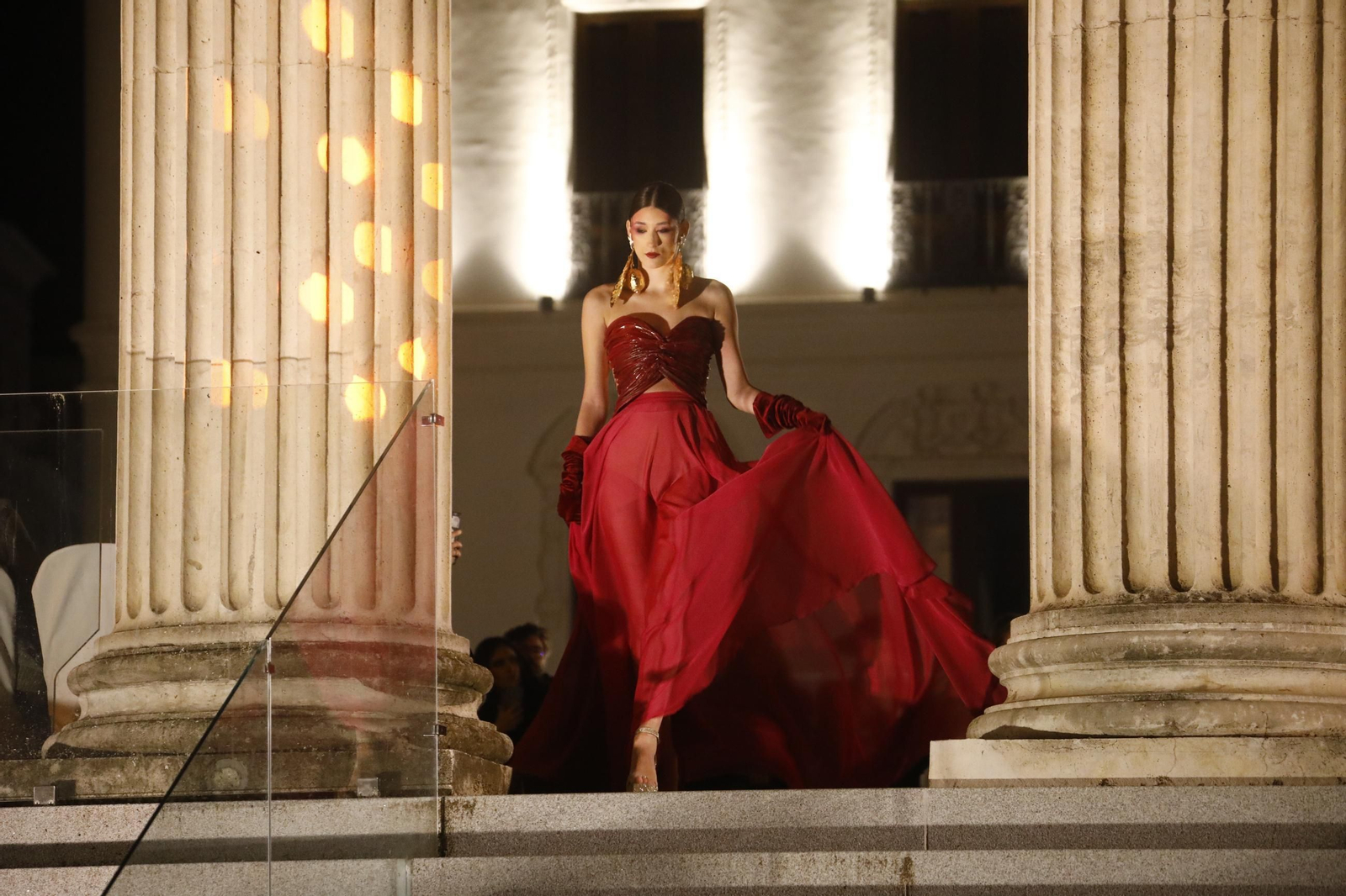 Las mejores imágenes del desfile de Mancini en el Templo Romano de Córdoba