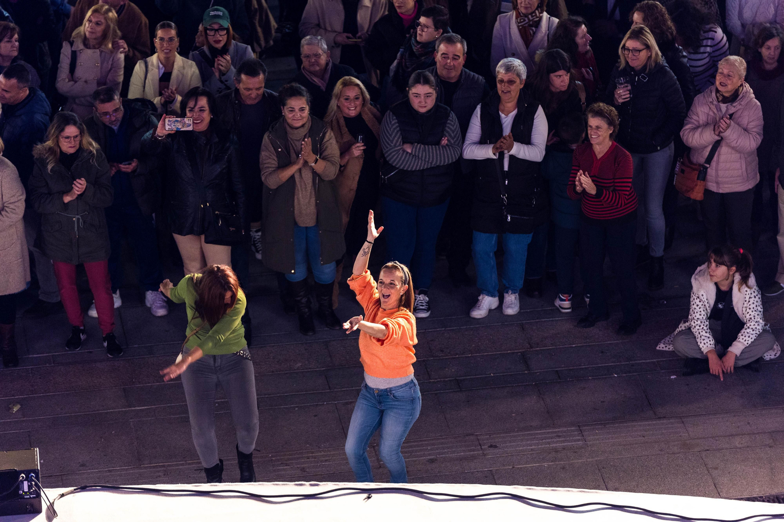 Doble sesión de zambombas navideñas en la plaza del Rey de San Fernando