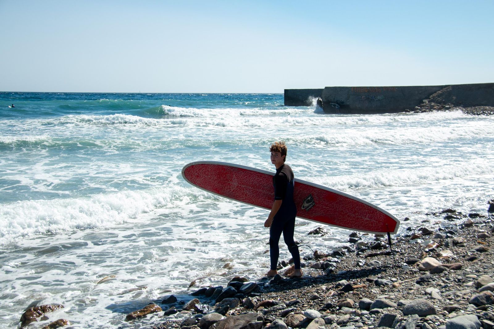 Alfonso Zamora entrando en la playa junto a la desembocadura del Guadalfeo para entrenar