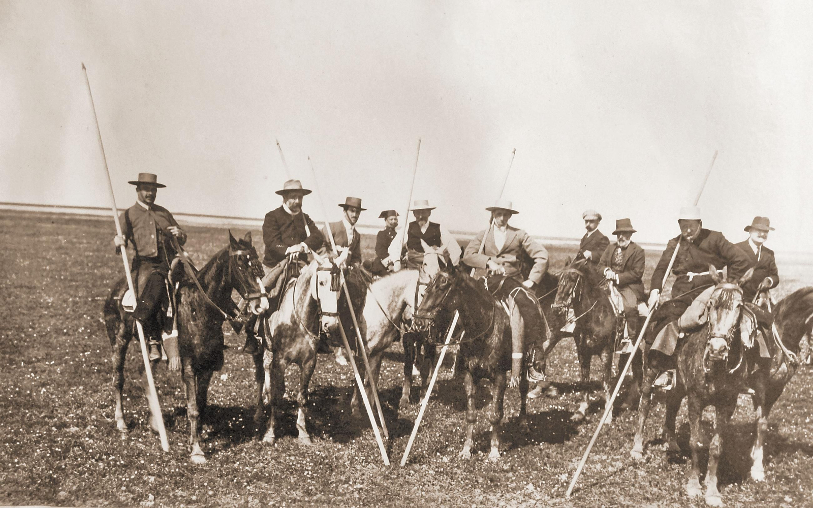 Tropa de jinetes en un tentadero a campo abierto a comienzos del siglo XX.