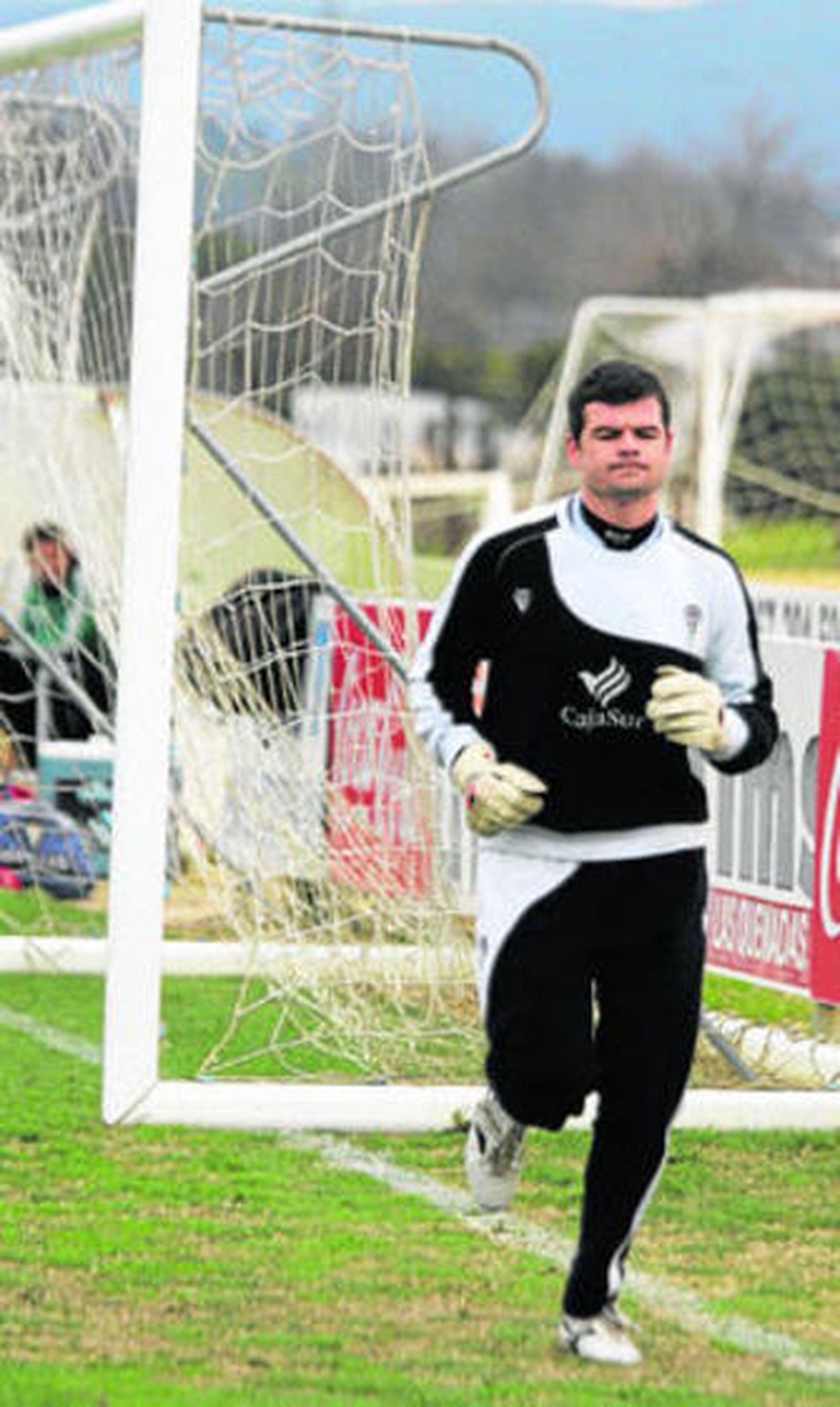 Raúl Navas realiza carrera continua en la Ciudad Deportiva Rafael Gómez en el entrenamiento de ayer.