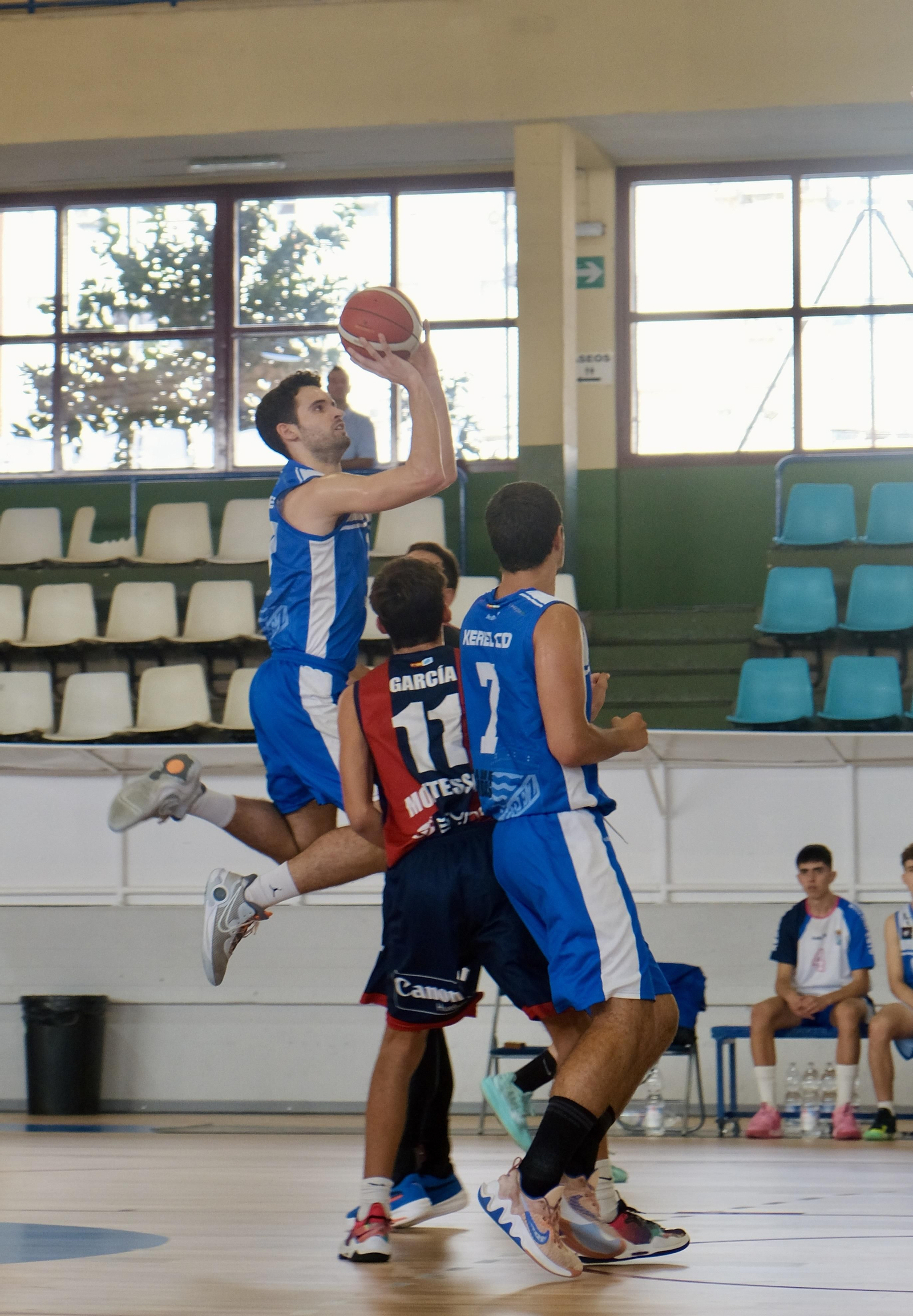 El Xerez CD masculino visita al Montessori en Huelva.