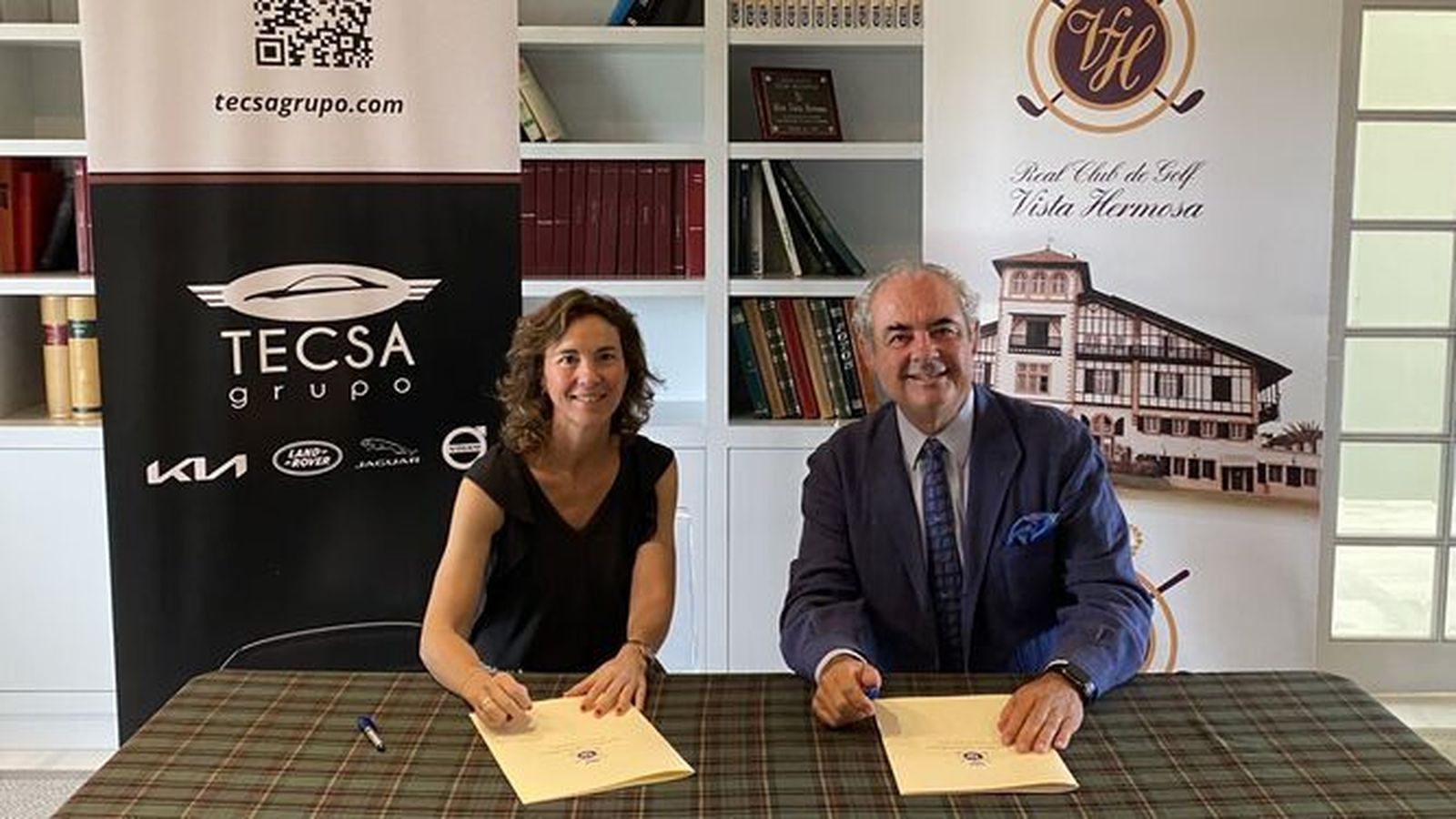 José Manuel Domecq Bohórquez y Carolina Montes Vorcy, durante la firma del convenio de colaboración.