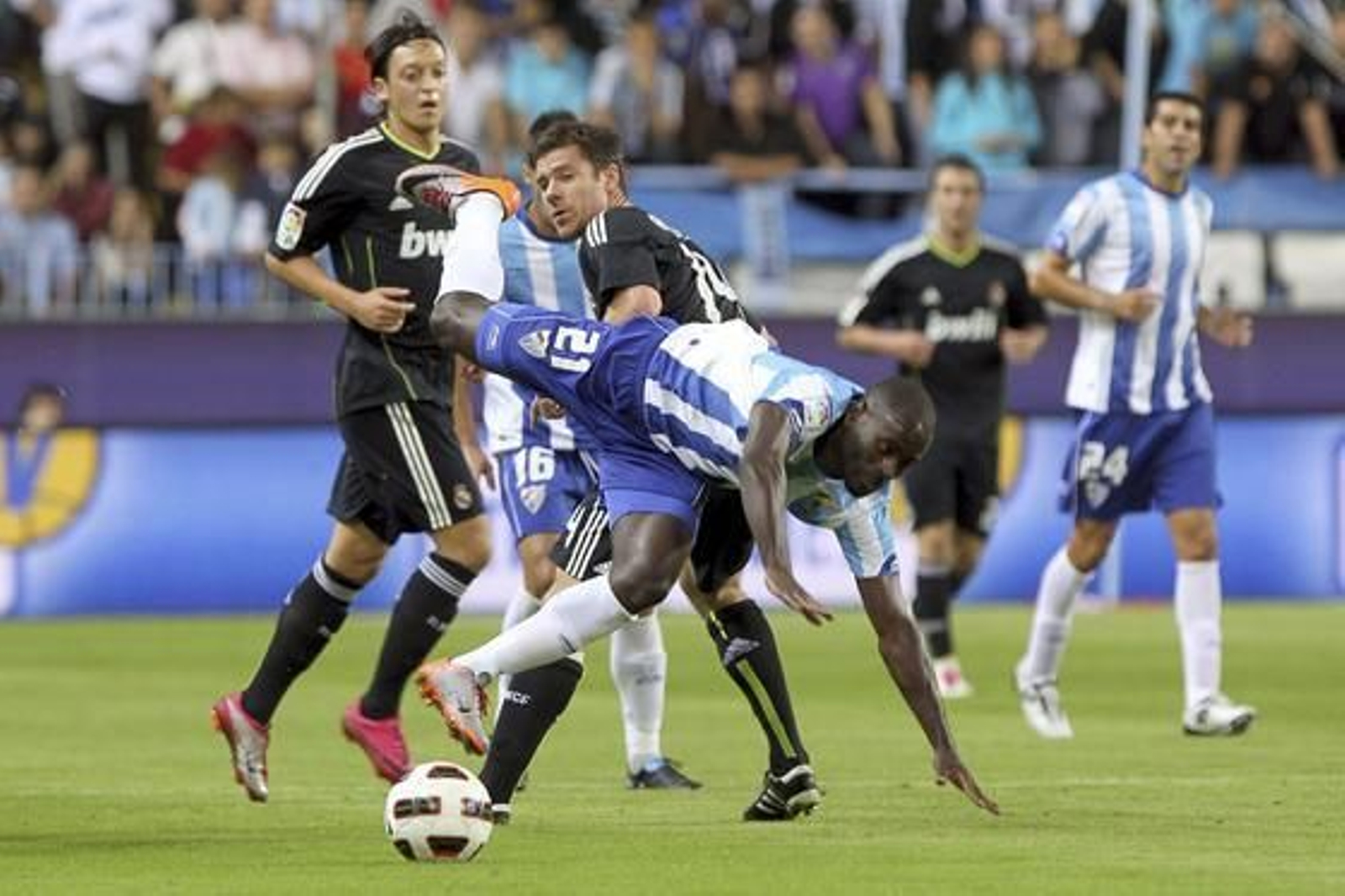 5. Los extremos son irrenunciables para Jesualdo, no así para Pellegrini

Ferreira basaba su planteamiento ofensivo en la utilización de extremos que recorrieran la banda, sorprendieran con su velocidad y buscaran centros en zonas de peligro. Por el contrario, el chileno utiliza más interiores que extremos y prefiere asociaciones y combinaciones por dentro que constantes llegadas por fuera.

Foto: Carlos Pastor