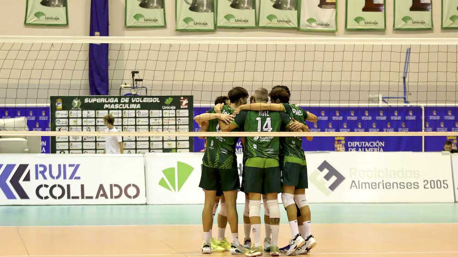 Los jugadores del conjunto ahorrador celebran un punto durante un encuentro celebrado en el Moisés Ruiz esta temporada.