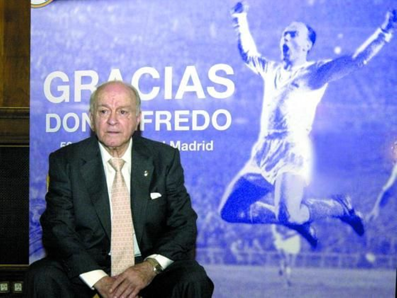 Di Stéfano delante de un cártel que anunciaba su homenaje.

Foto: Efe