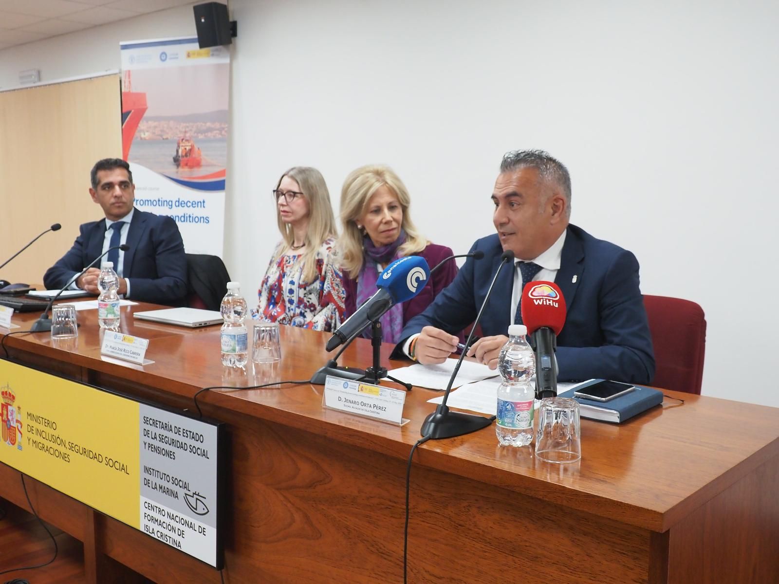 La Subdelegada del Gobierno, María José Rico, la directora del Centro Nacional de Medios de Protección del INSST(MITES), Pilar Cáceres, junto con el alcalde de Isla Cristina, Jenaro Orta y el director  del Centro, Manuel Santiago Marcos, en el CNF.