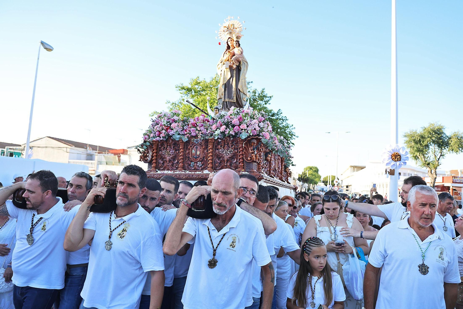 Imágenes de la Virgen del Carmen procesionando en Punta Umbría