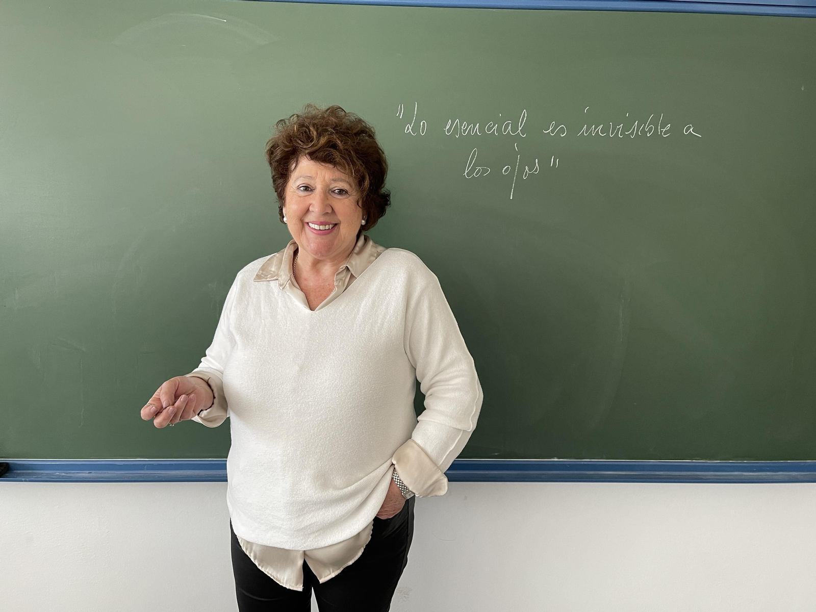 Jerónima Caparrós deja el CEIPReyes Católicos tras 29 años. En la pizarra, una cita de “El principito” que resume bien su filosofía de vida.