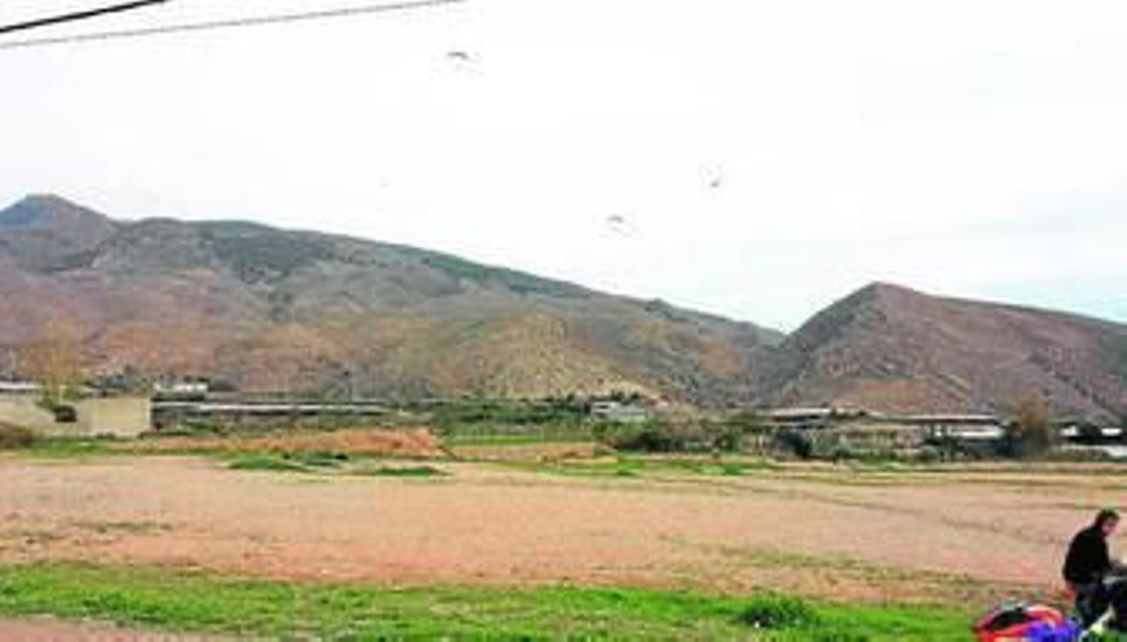 Amantes de este deporte han fijado a Dalías como un destino preferencial para poner en práctica sus acrobacias.