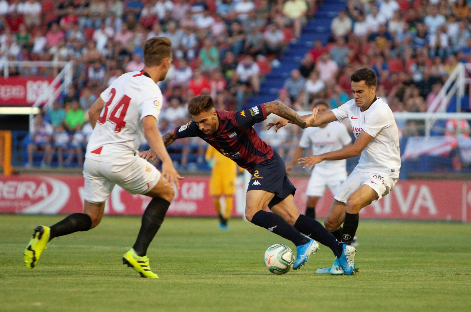 De Jong, autor del momentáneo 1-2, y Reguilón acosan a un jugador del Extremadura.