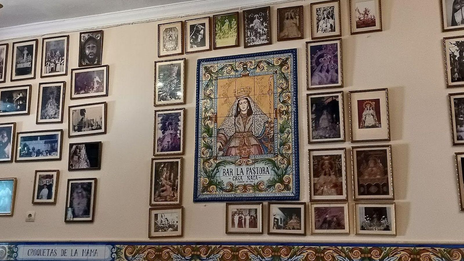 Bar La Pastora 'Casa Naca' / Cocina tradicional con guisos y comida casera, situado en un barrio antiguo de la Isla desde 1962. Dirección: c/ Santa Rosalia, 3