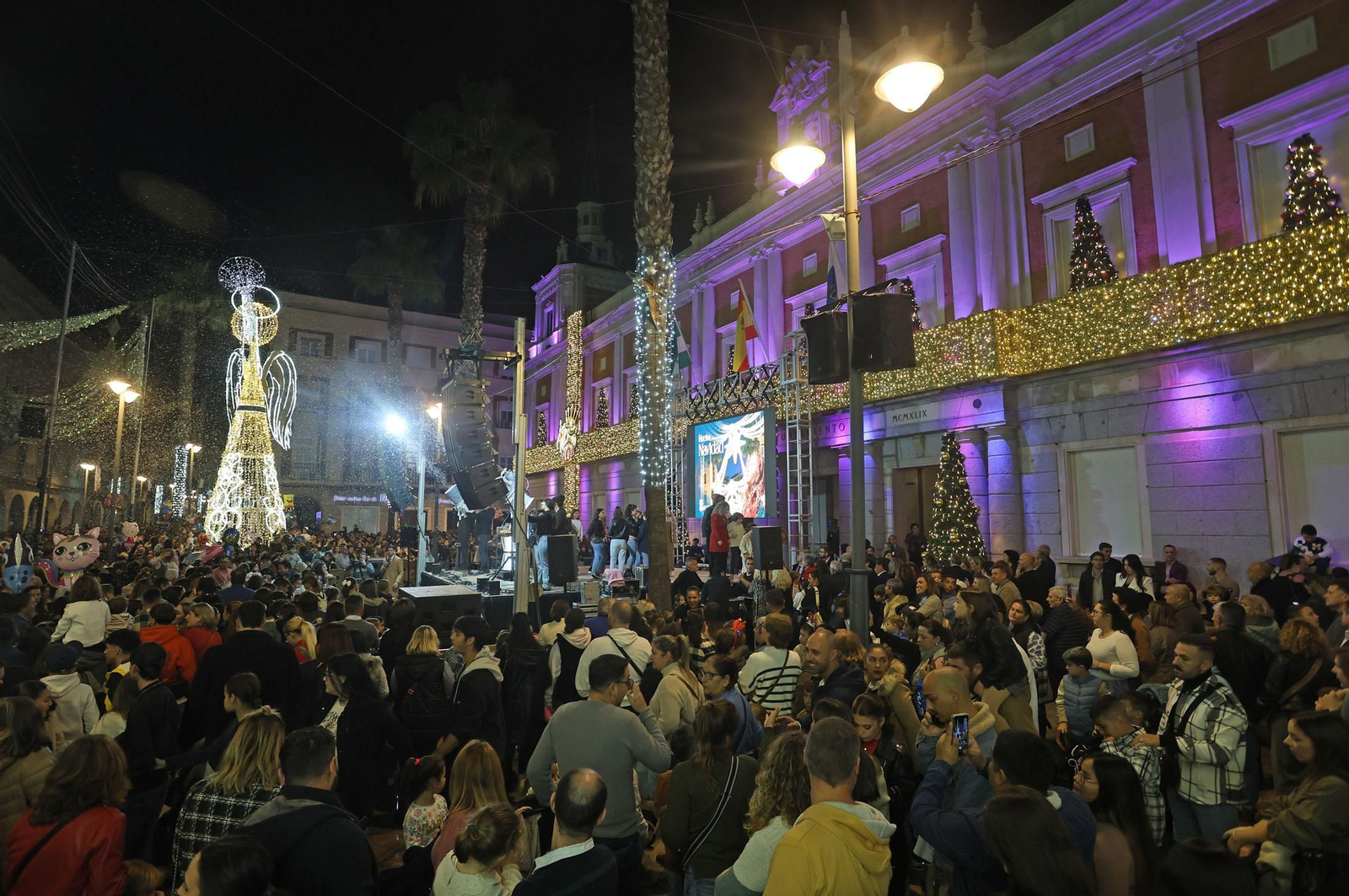 Imágenes de la nevada y alumbrado navideño en Huelva