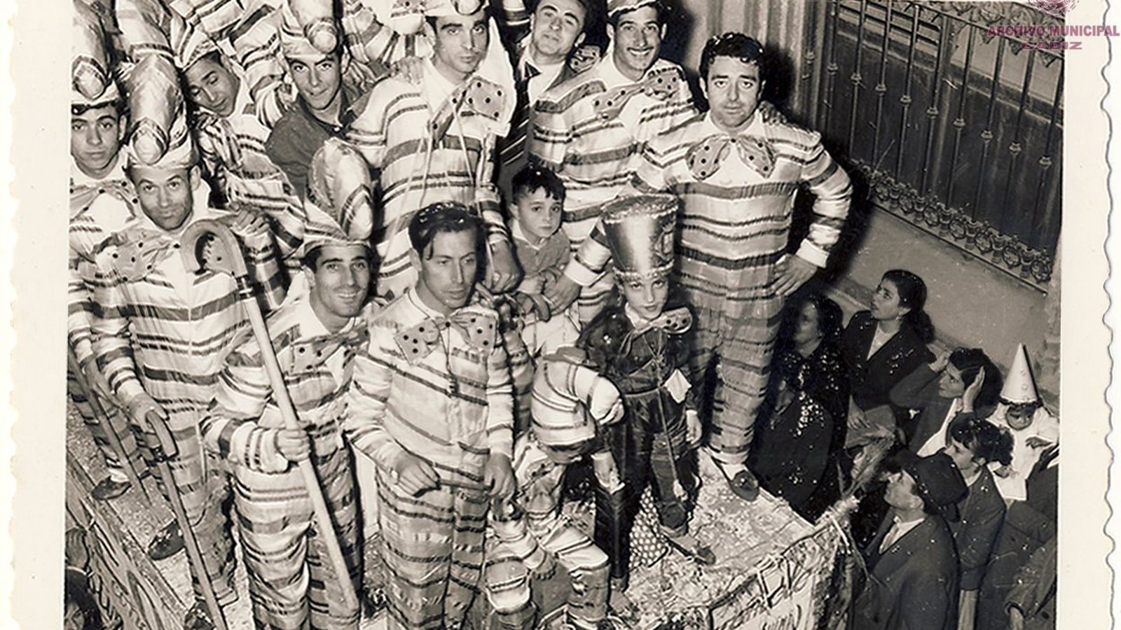 El coro 'Los bastones de caramelo' (1958) en su carroza.