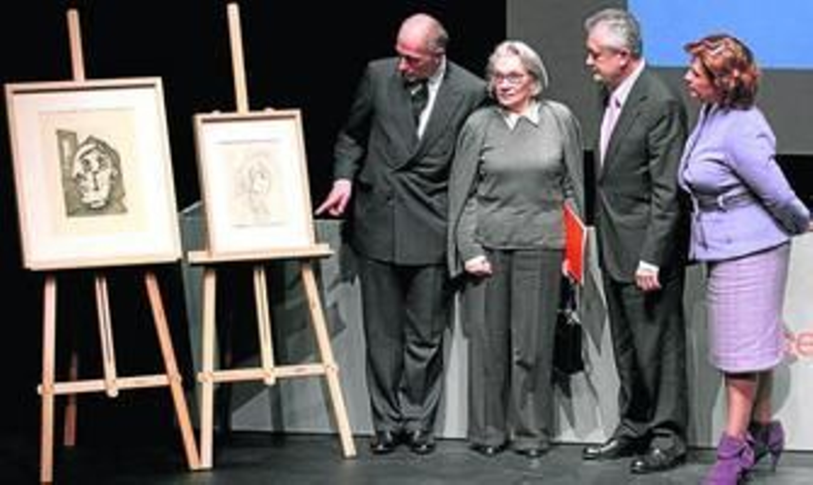 Bernard y Christine Ruiz-Picasso, con José Antonio Griñán y Rosa Torres, ayer, ante dos de las nuevas obras.