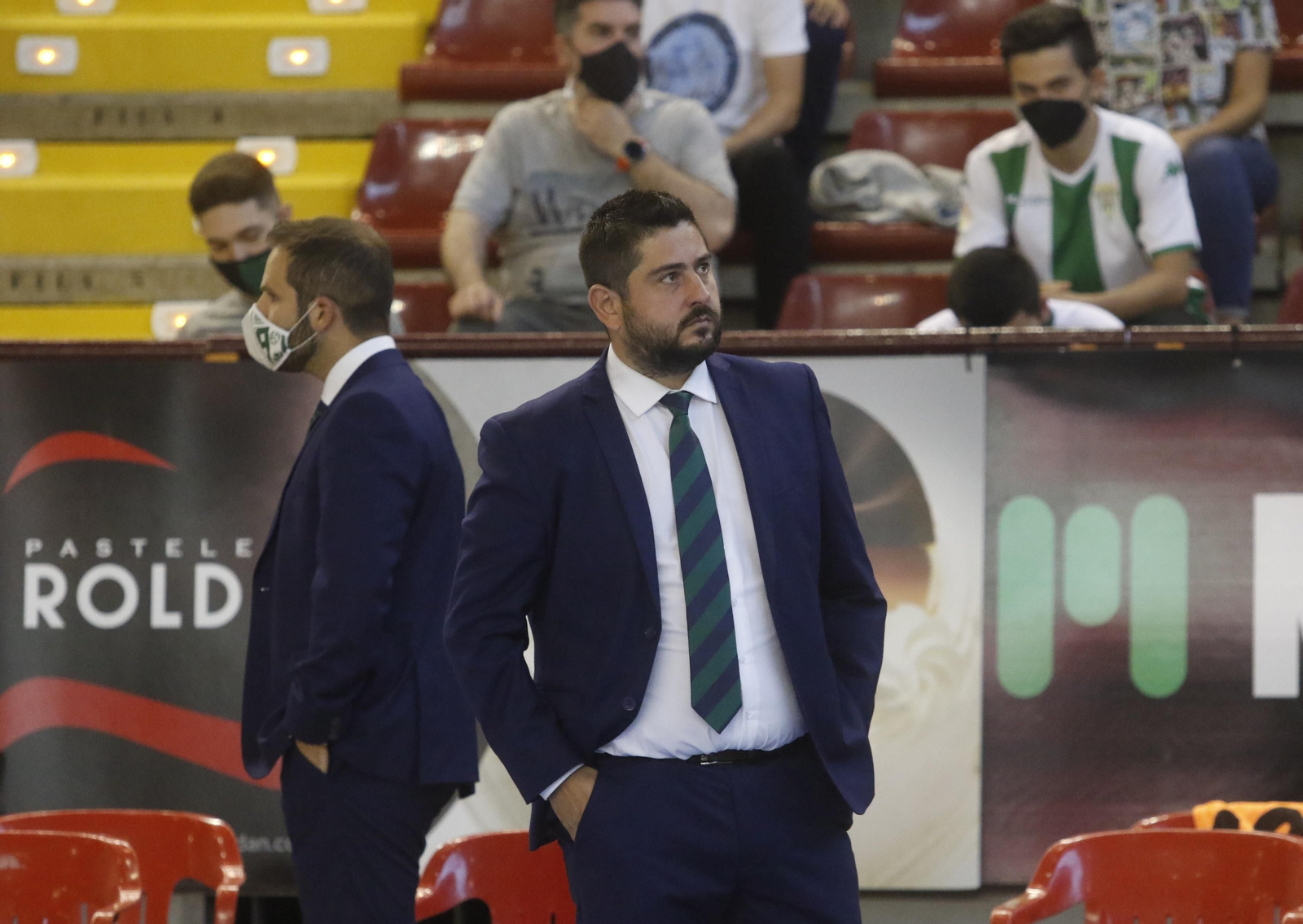 Josan González, pensativo, durante el encuentro ante Valpepeñas.