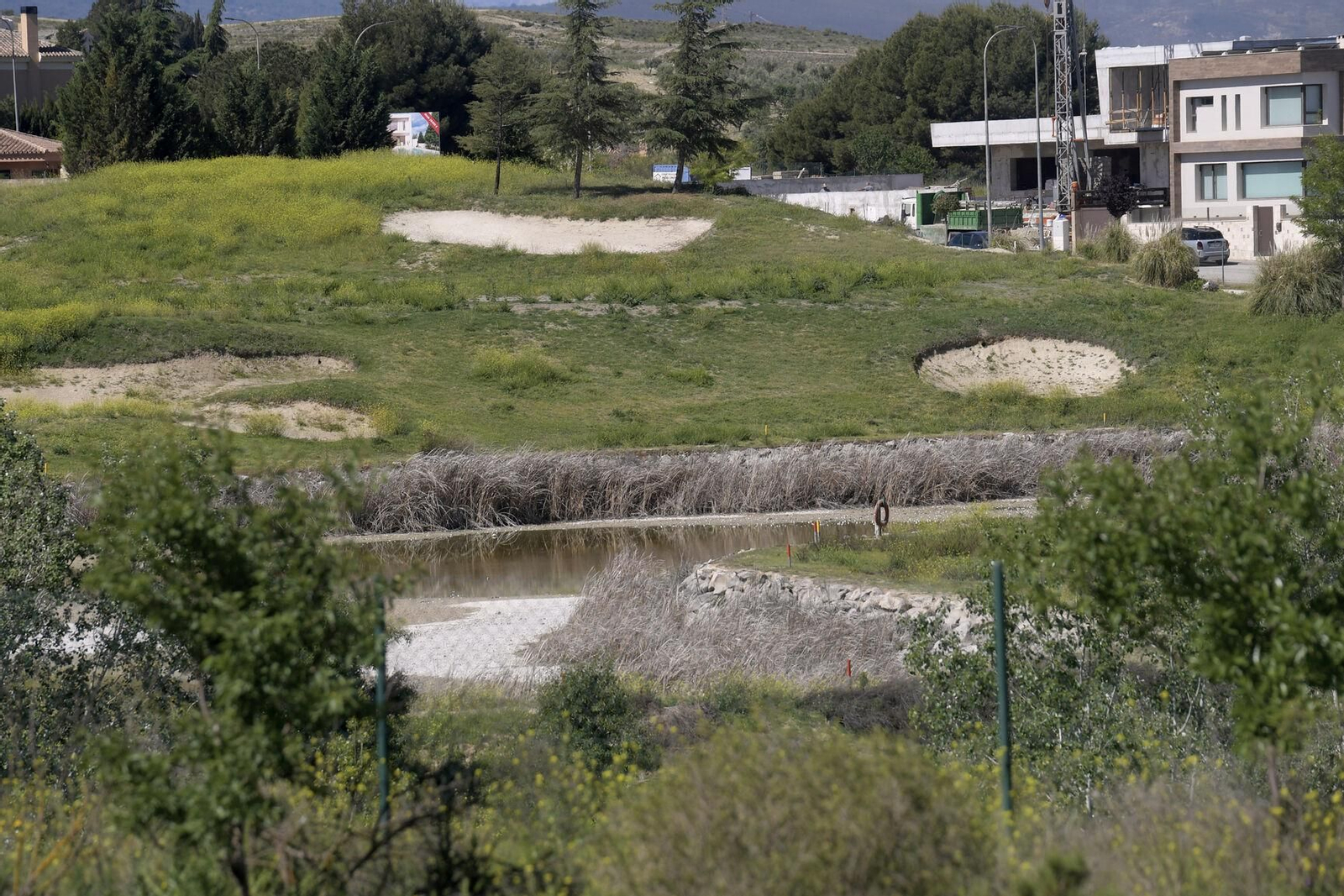 El campo de golf de Otura busca nuevos dueños tras años cerrado y abandonado
