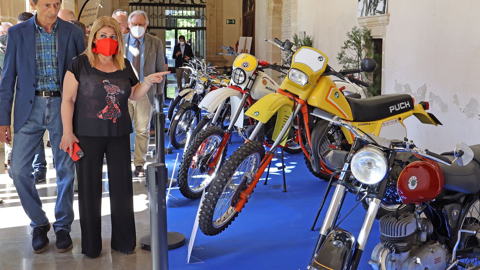 Exposición de motos clásicas en los Claustros