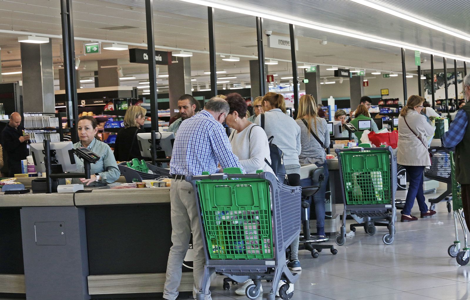 Clientes de Mercadona durante el pago de sus compras.