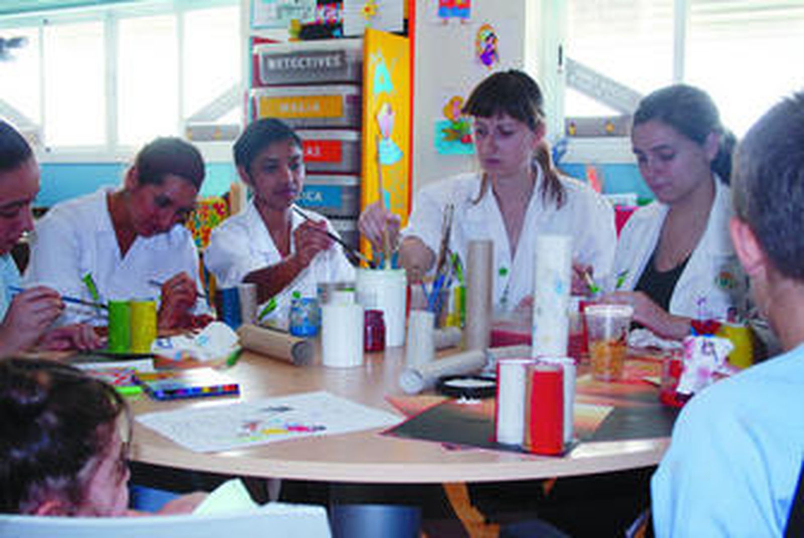 Voluntarios en un taller de la ciberaula, en el Hospital Universitario Virgen Macarena, Sevilla.