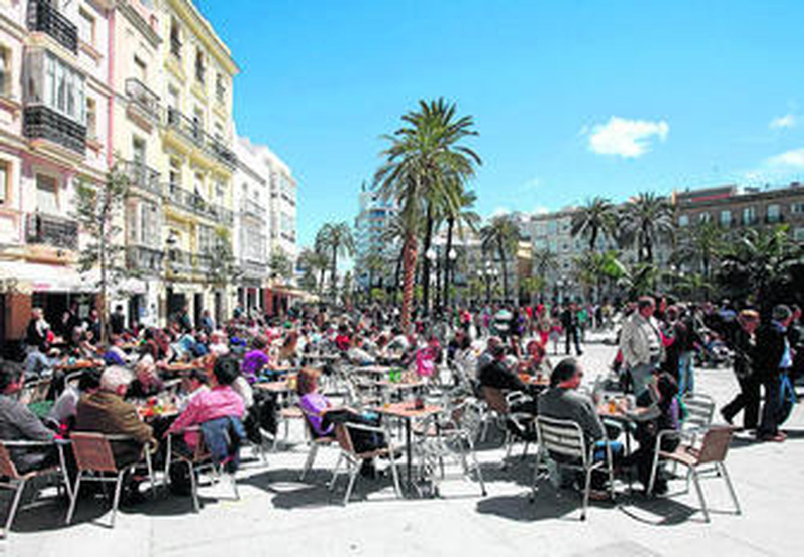 Una terraza gaditana llena de clientes la pasada Semana Santa.