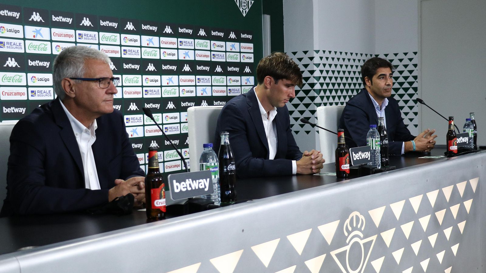 Miranda, entre Antonio Cordón y Ángel Haro, en su presentación.