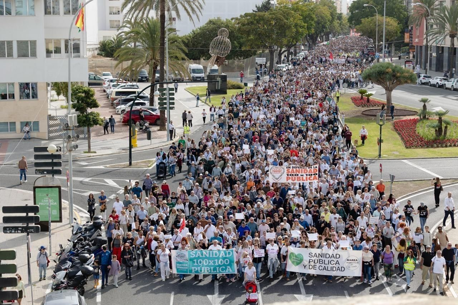 Manifestantes llegando a las Puertas de Tierra en Cádiz en la protesta por la sanidad pública.
