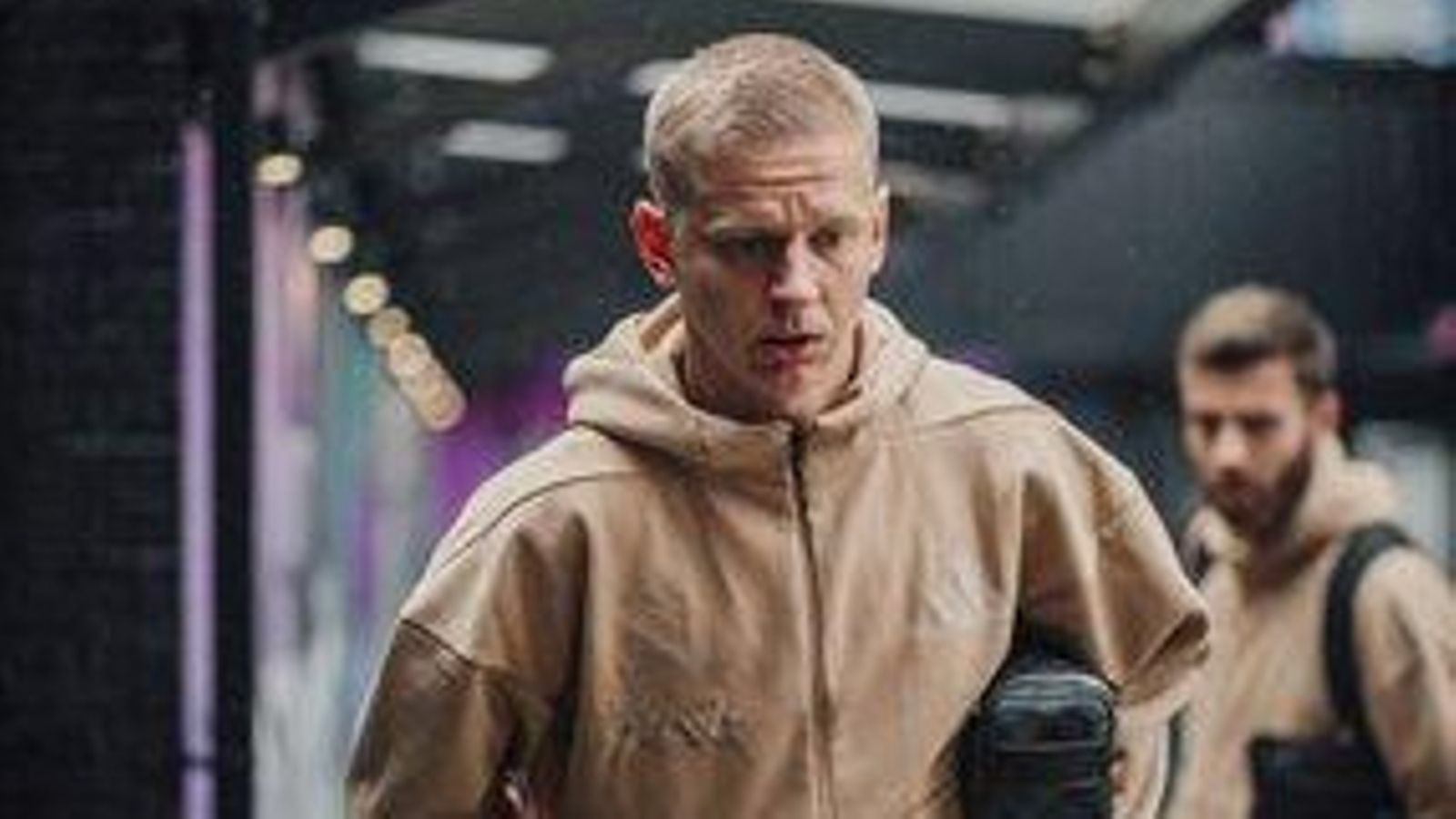 Zinchenko, a la llegada a un partido del Nottingham Forest.